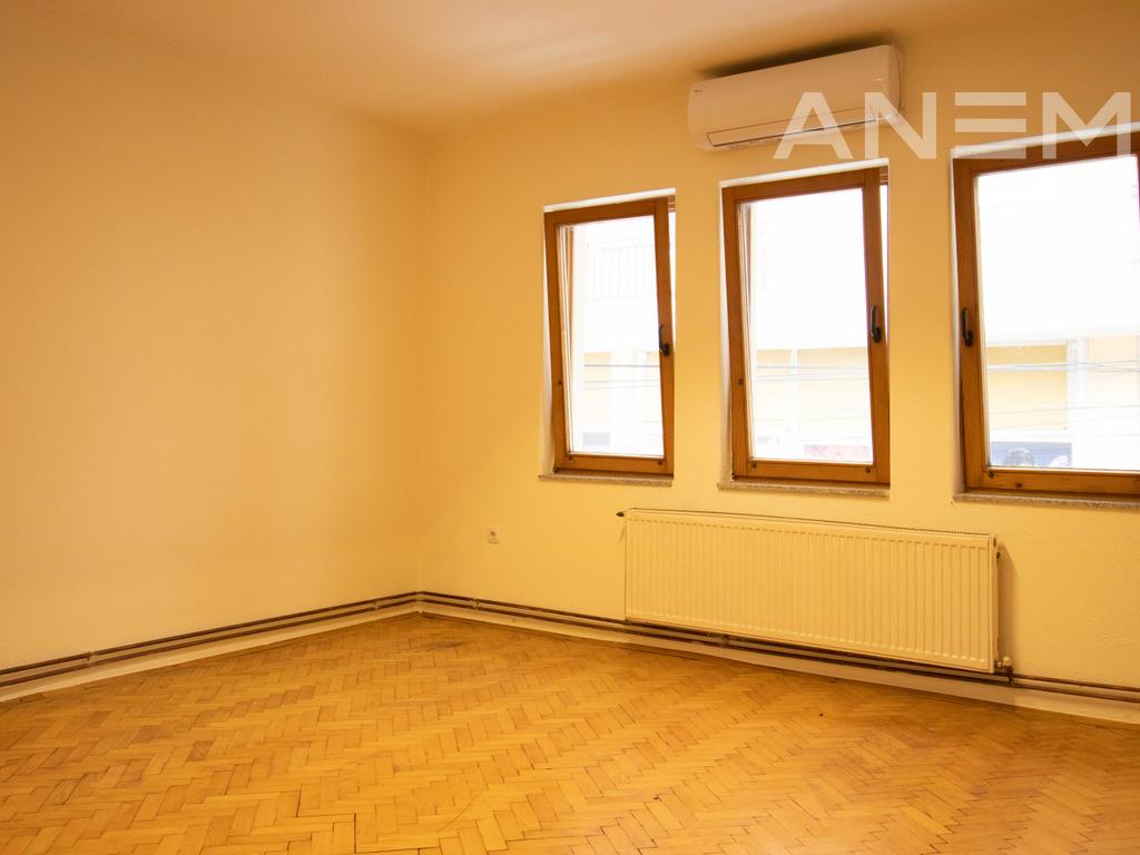 Lokal me qira 160m² në Qendër