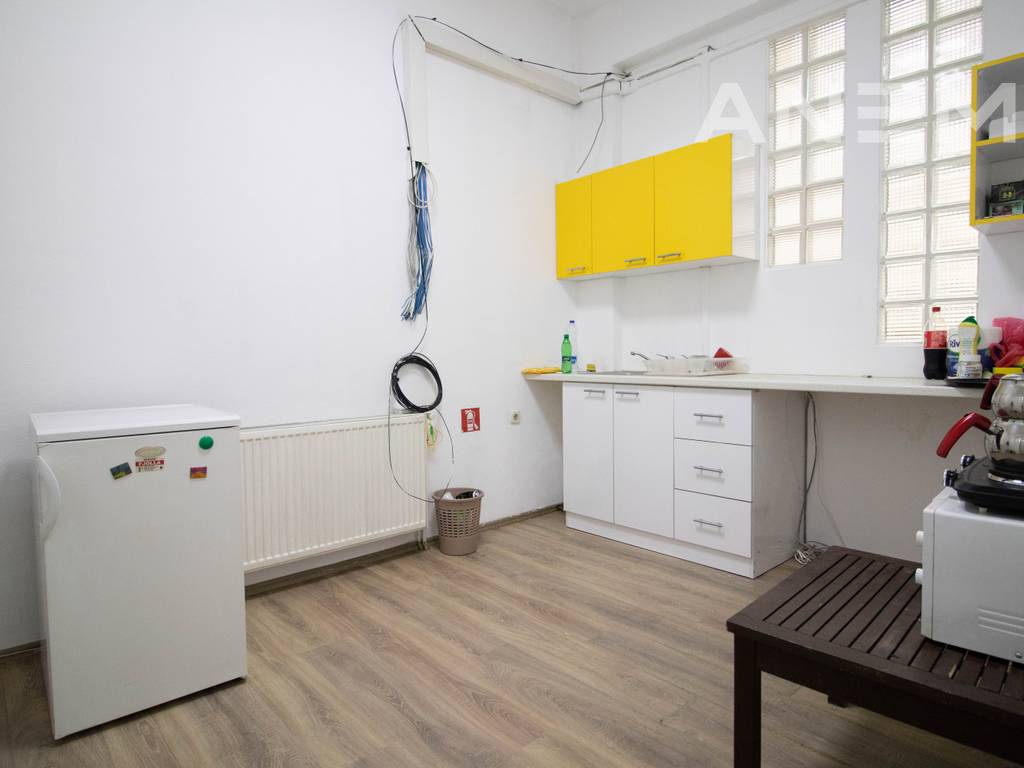 Commercial space for rent 150m² in the Center