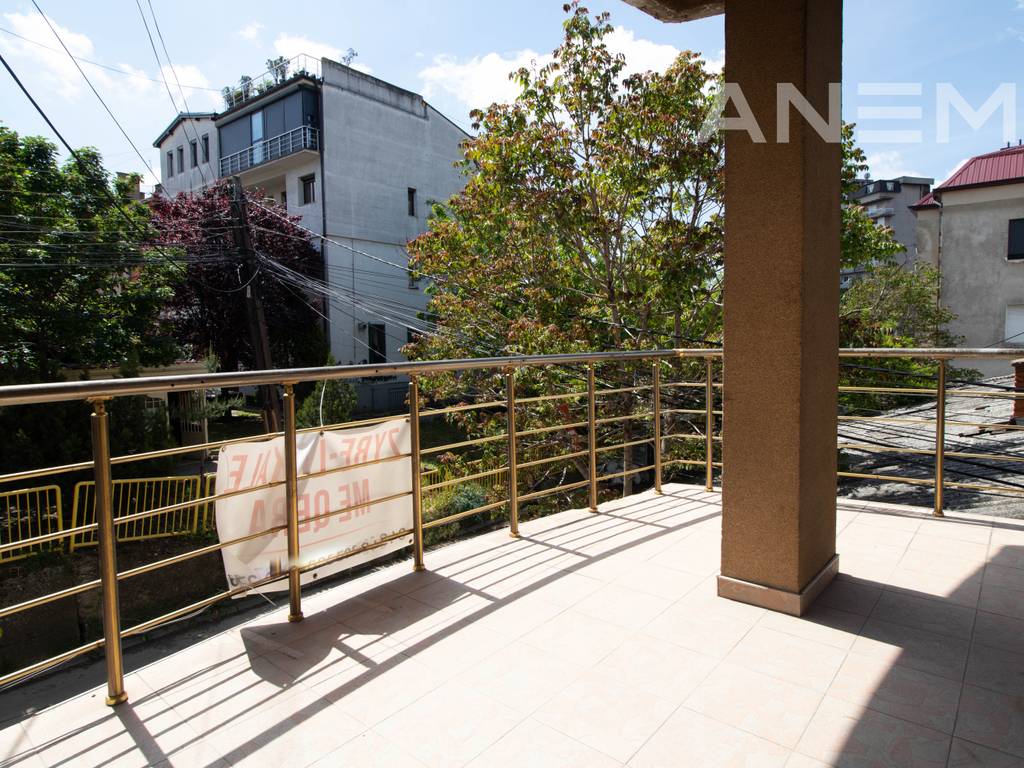 Commercial space for rent 150m² in the Center
