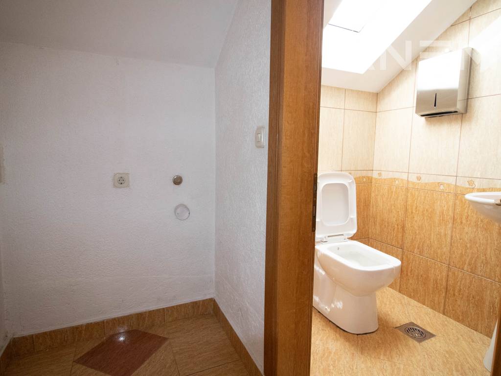 Lokal me qira 150m² në Qendër