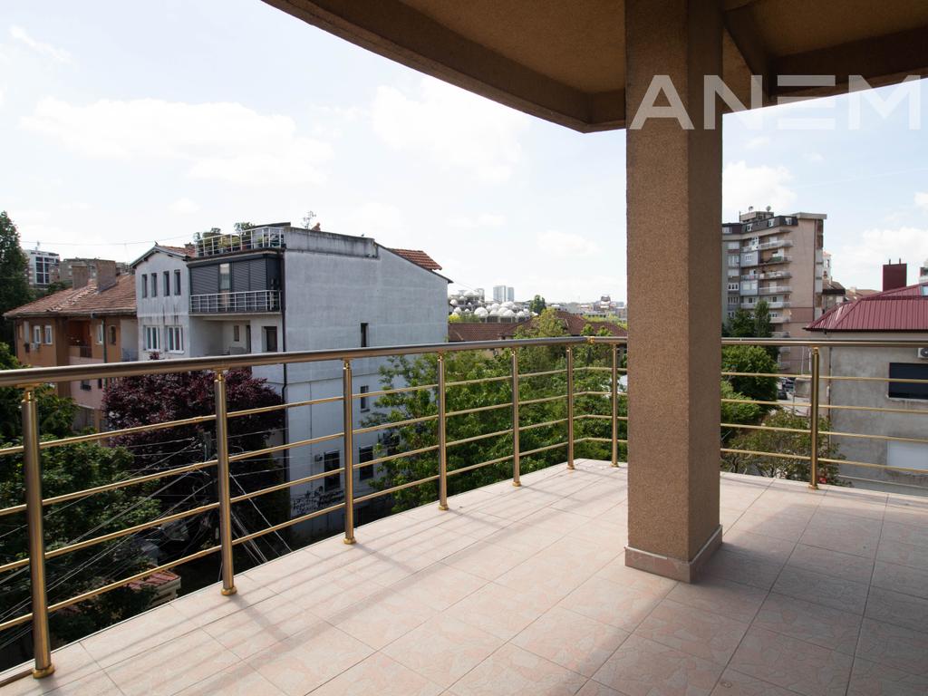 Lokal me qira 150m² në Qendër