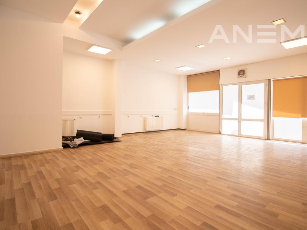 Commercial space for rent 60m² in the Center