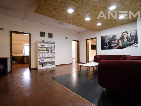 Zyre me qira me 10 hapësira pune në Qendër