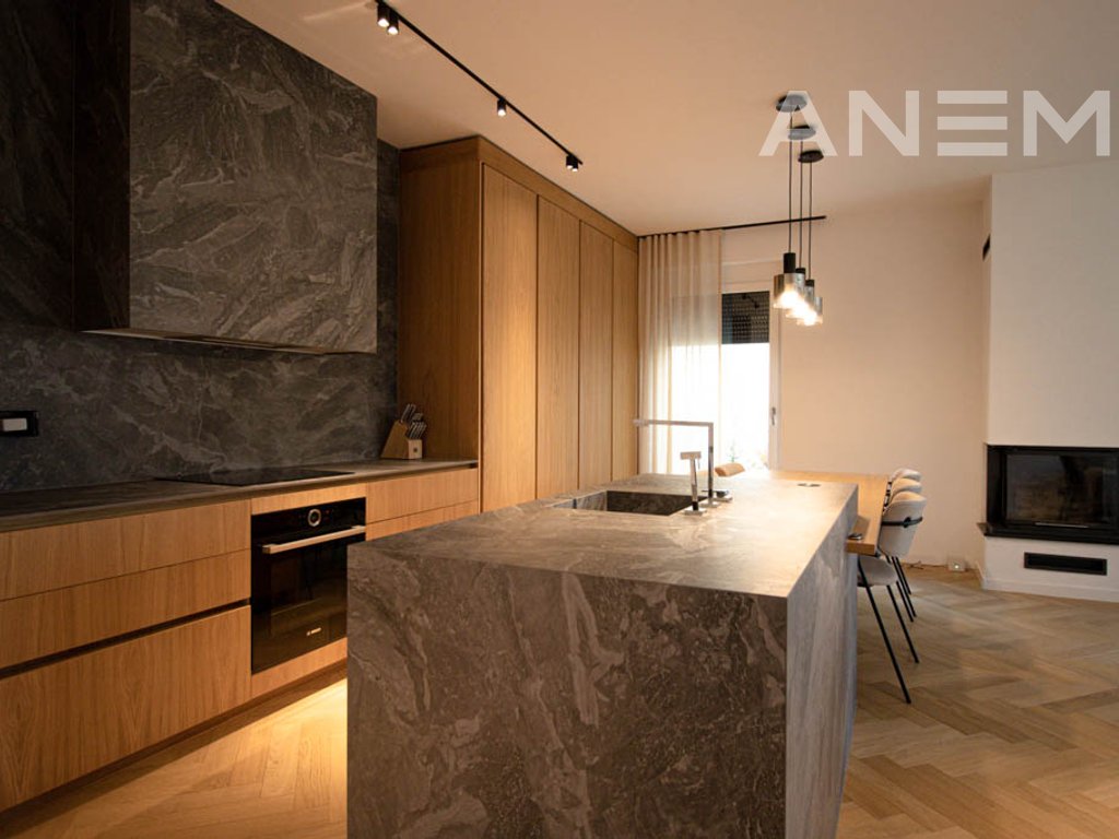 Shtëpi me qira me 4 dhoma gjumi në lagjen Qershia