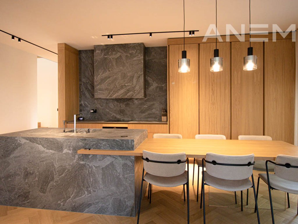 Shtëpi me qira me 4 dhoma gjumi në lagjen Qershia