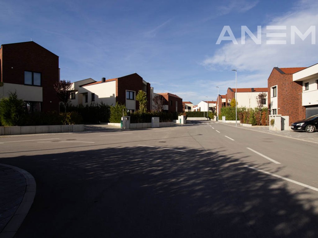 Shtëpi me qira me 4 dhoma gjumi në lagjen Qershia