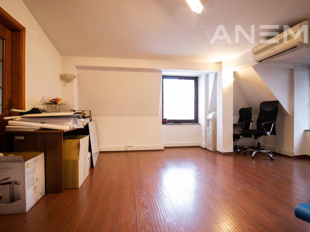 Zyre me qira me 10 hapësira pune në Qendër