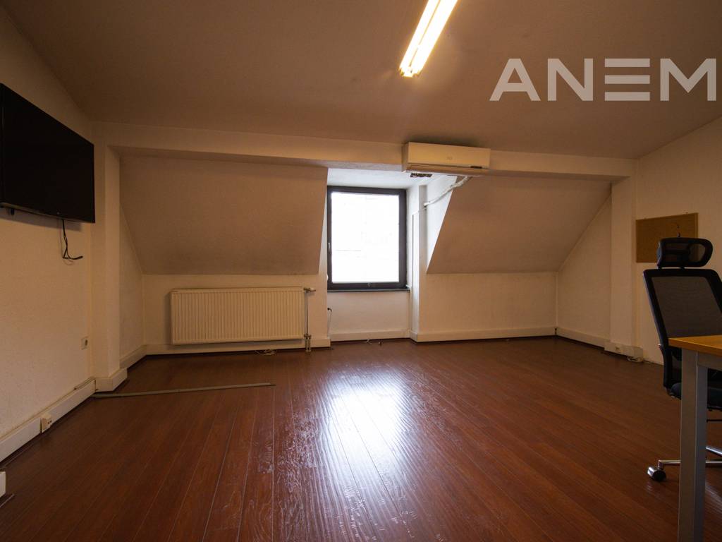 Zyre me qira me 10 hapësira pune në Qendër