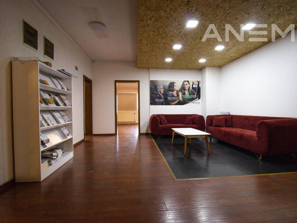 Zyre me qira me 10 hapësira pune në Qendër