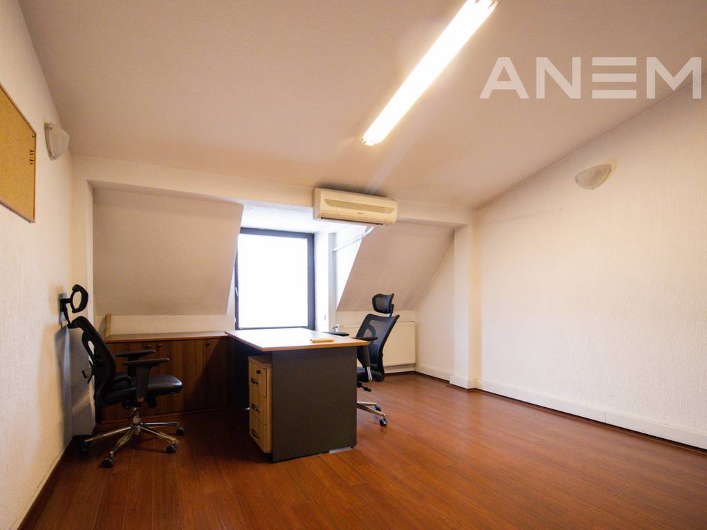 Zyre me qira me 10 hapësira pune në Qendër