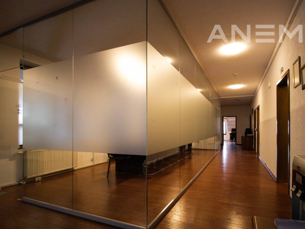 Zyre me qira me 10 hapësira pune në Qendër