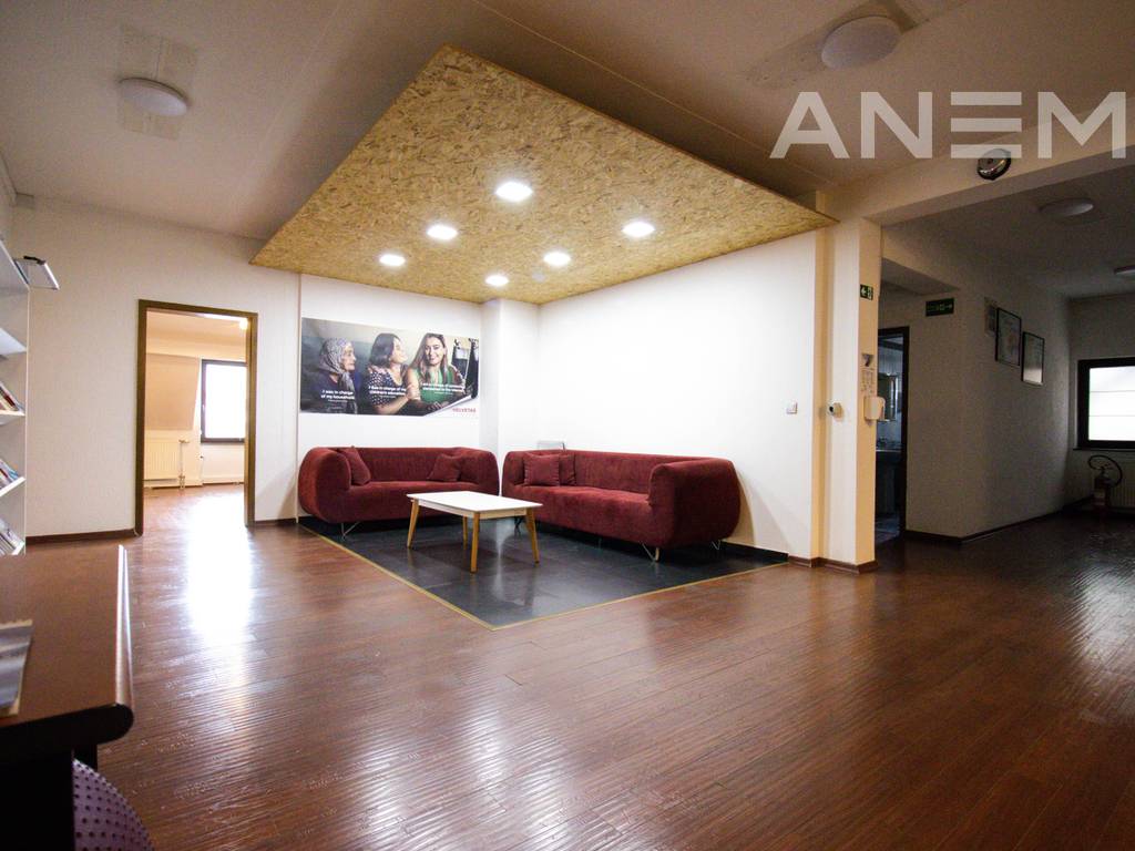 Zyre me qira me 10 hapësira pune në Qendër