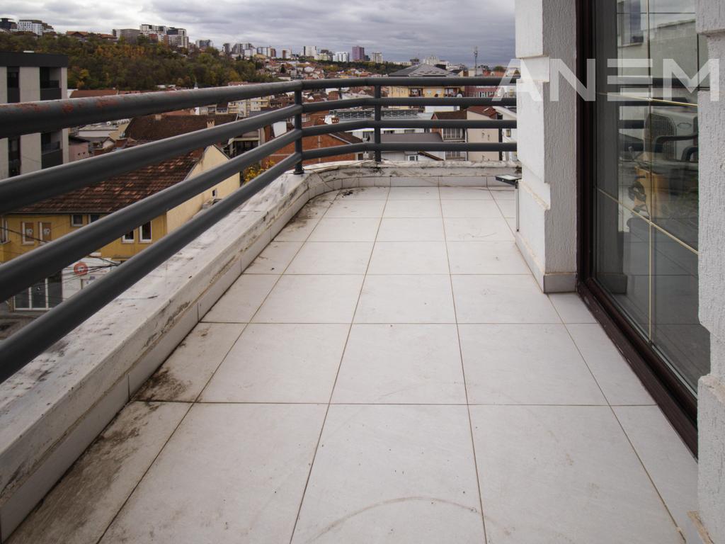 Zyre me qira me 10 hapësira pune në Qendër