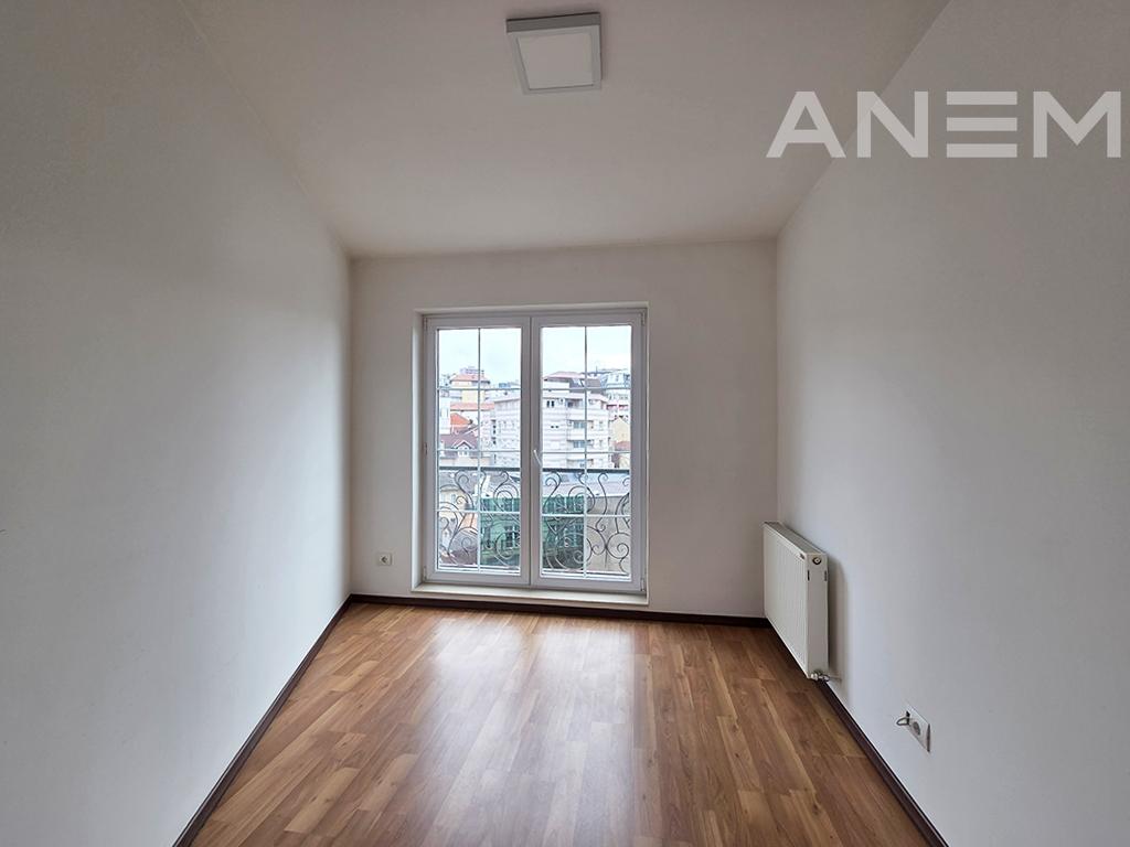 Office for rent with 3 workspaces in the Center