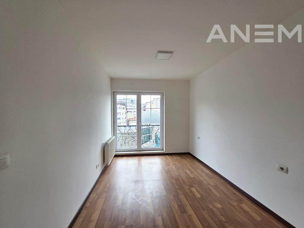 Office for rent with 3 workspaces in the Center