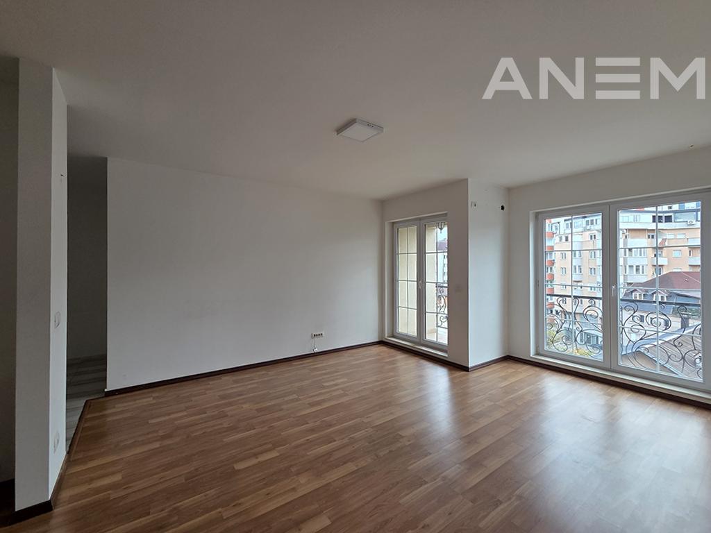 Office for rent with 3 workspaces in the Center