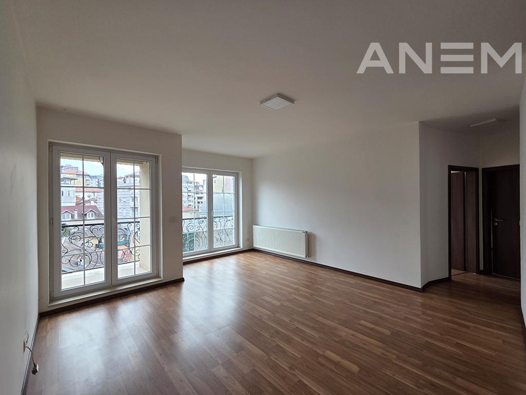 Office for rent with 3 workspaces in the Center