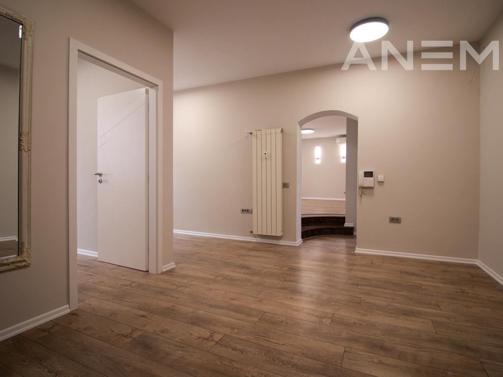 Zyre me qira me 4 hapësira pune