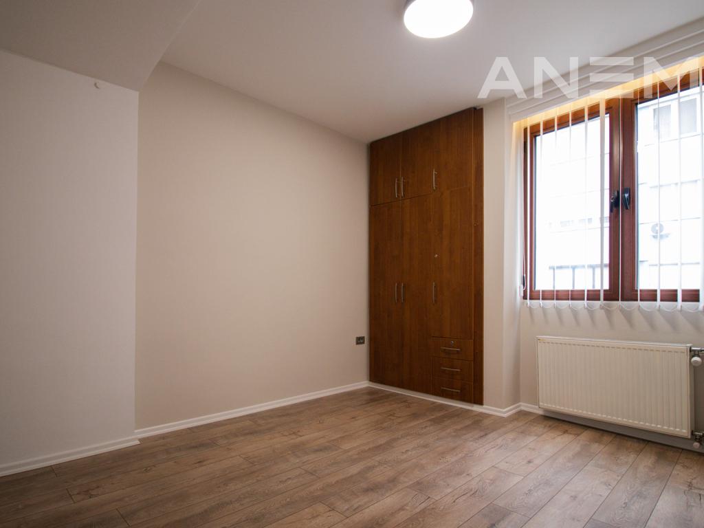 Zyre me qira me 4 hapësira pune