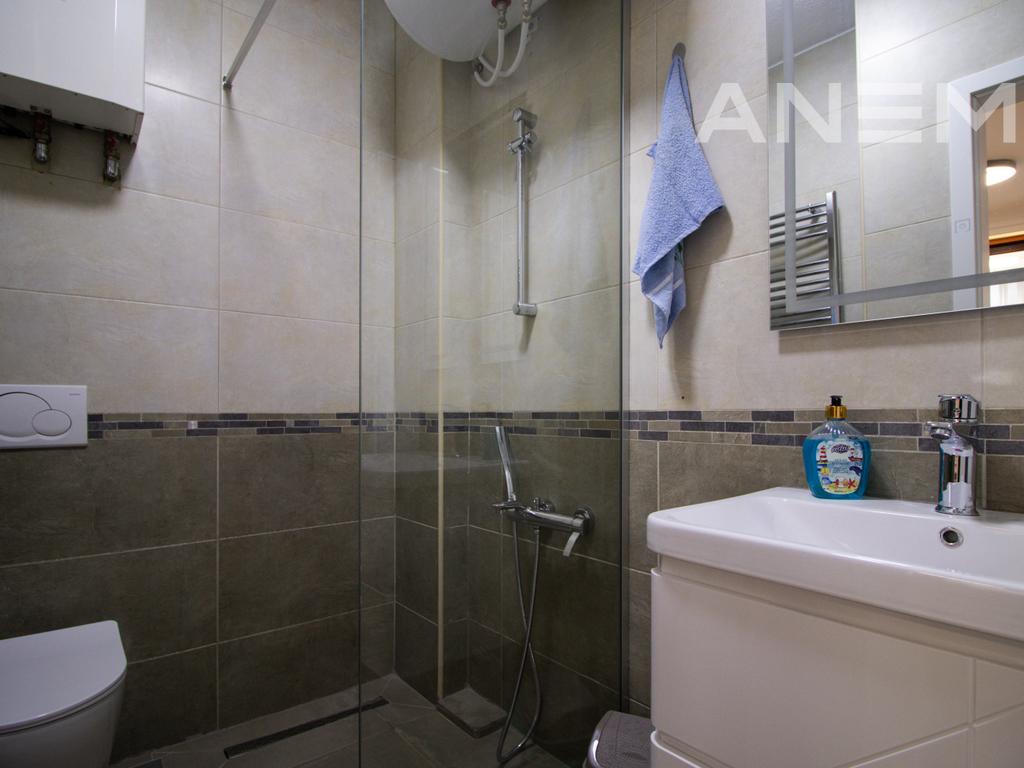 Zyre me qira me 4 hapësira pune