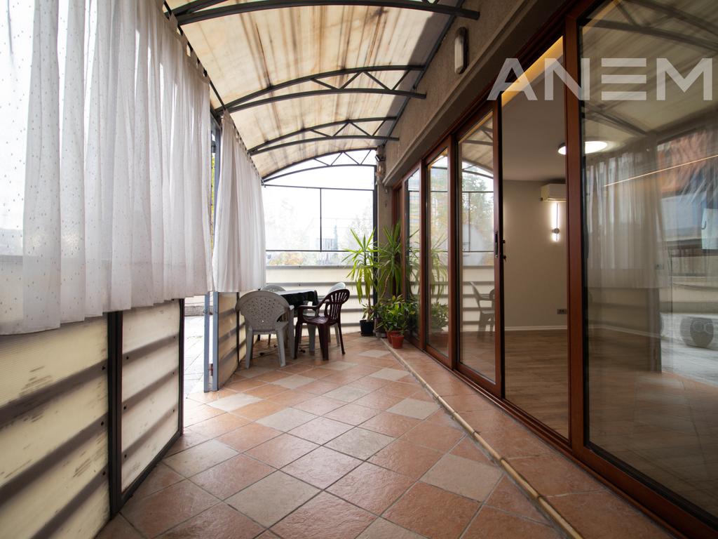 Zyre me qira me 4 hapësira pune