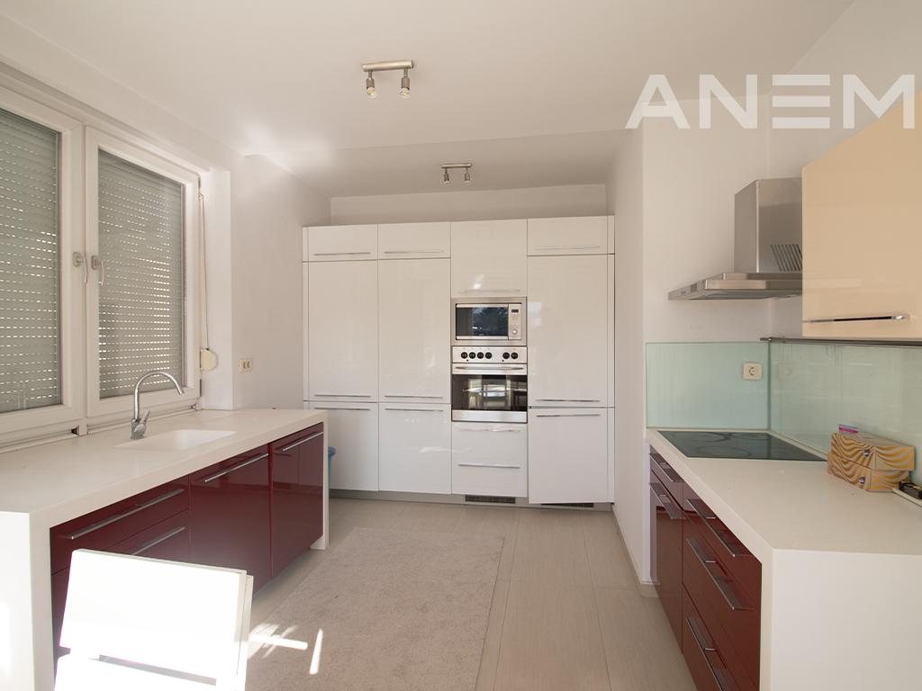 Zyre me qira me 3 hapësira pune te Qafa