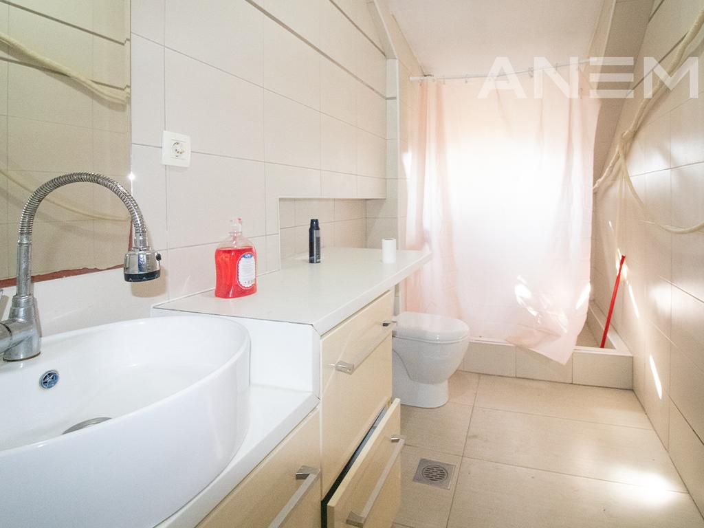 Zyre me qira me 3 hapësira pune te Qafa