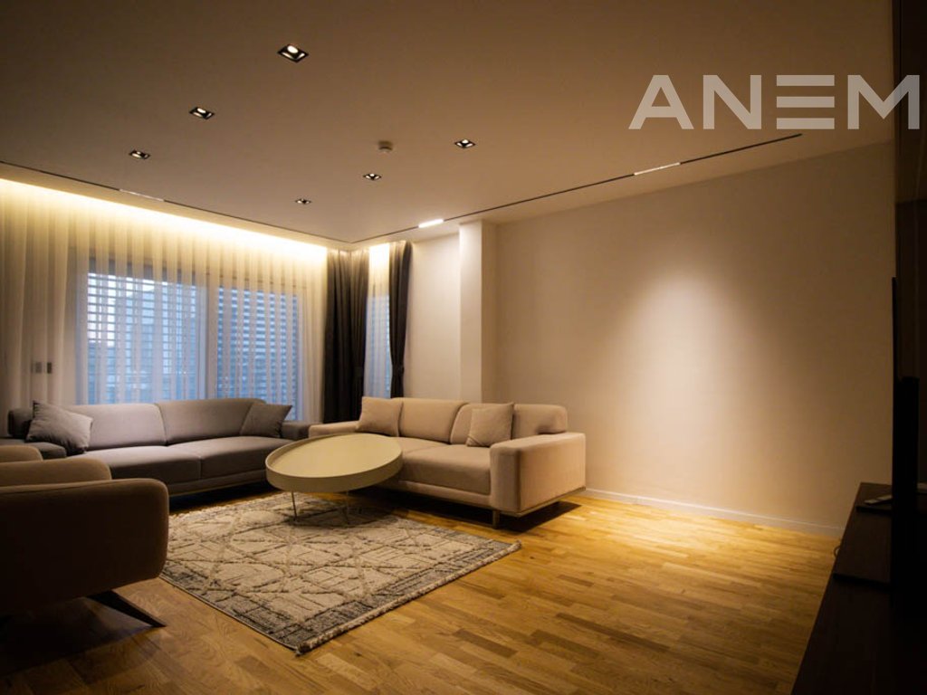 Shtëpi me qira me 4 dhoma gjumi në Lagjen e Artë