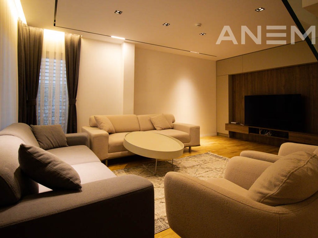 Shtëpi me qira me 4 dhoma gjumi në Lagjen e Artë