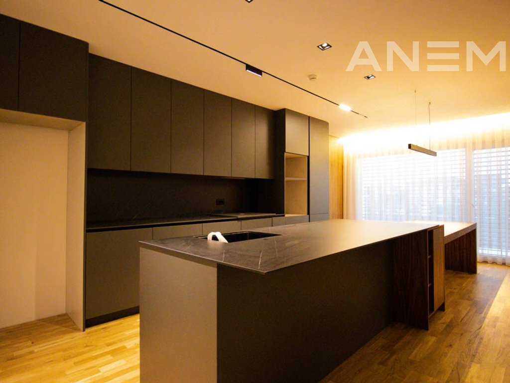 Shtëpi me qira me 4 dhoma gjumi në Lagjen e Artë