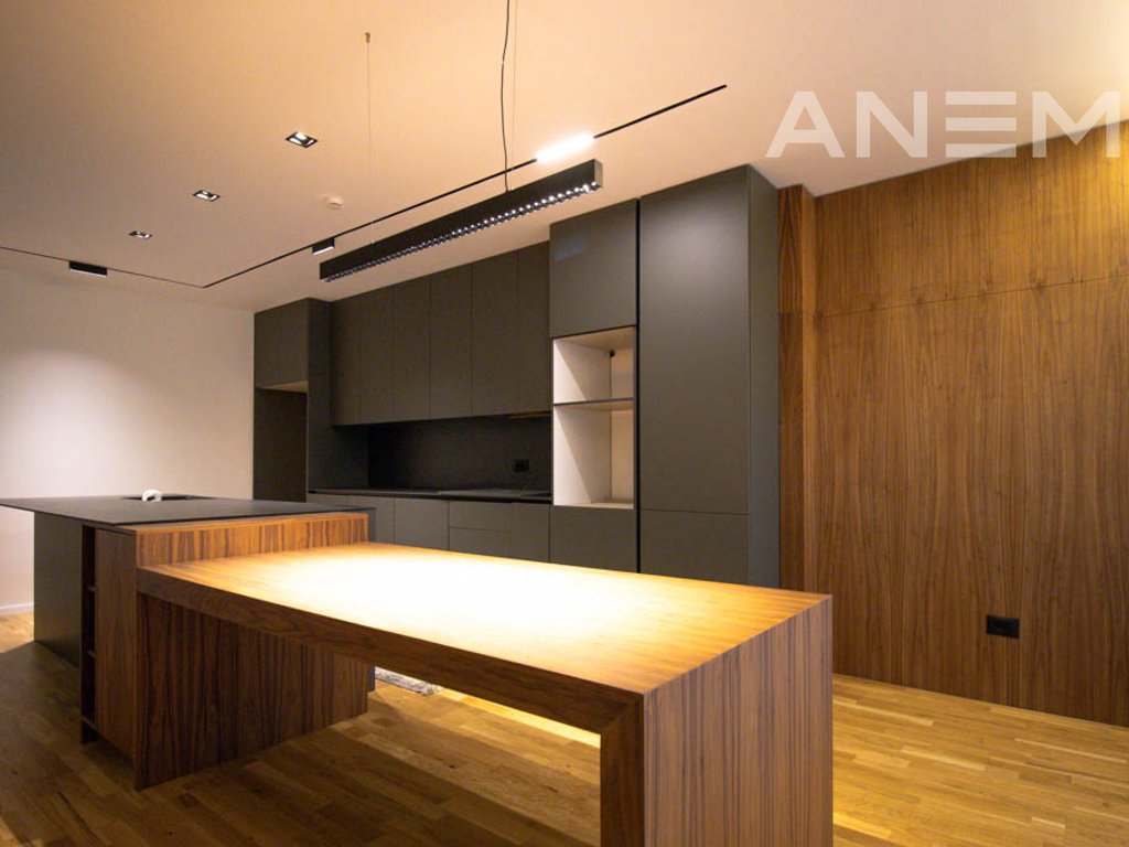 Shtëpi me qira me 4 dhoma gjumi në Lagjen e Artë