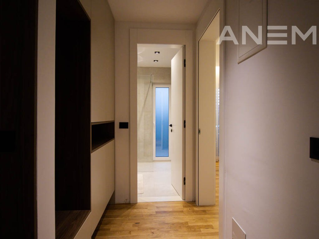 Shtëpi me qira me 4 dhoma gjumi në Lagjen e Artë