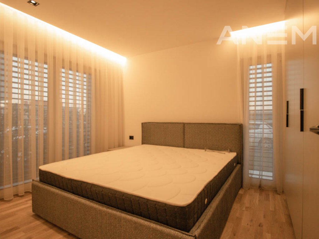 Shtëpi me qira me 4 dhoma gjumi në Lagjen e Artë