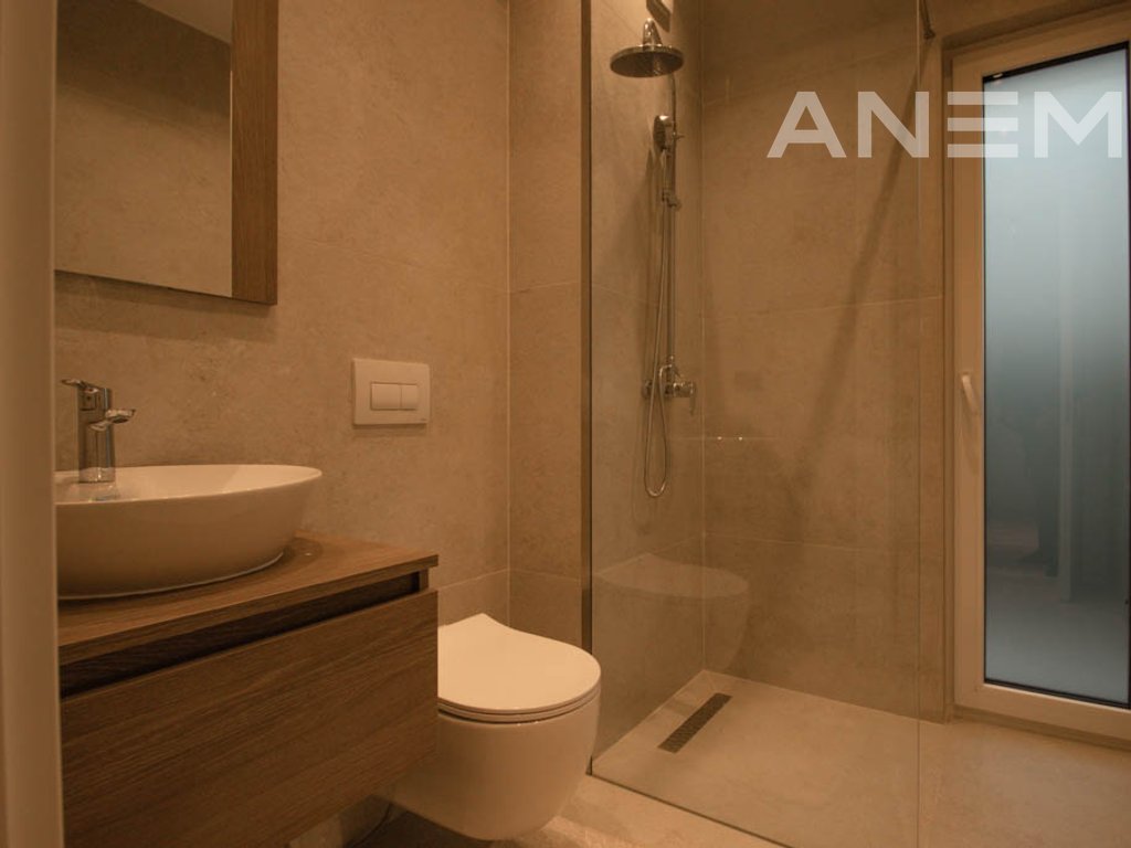 Shtëpi me qira me 4 dhoma gjumi në Lagjen e Artë