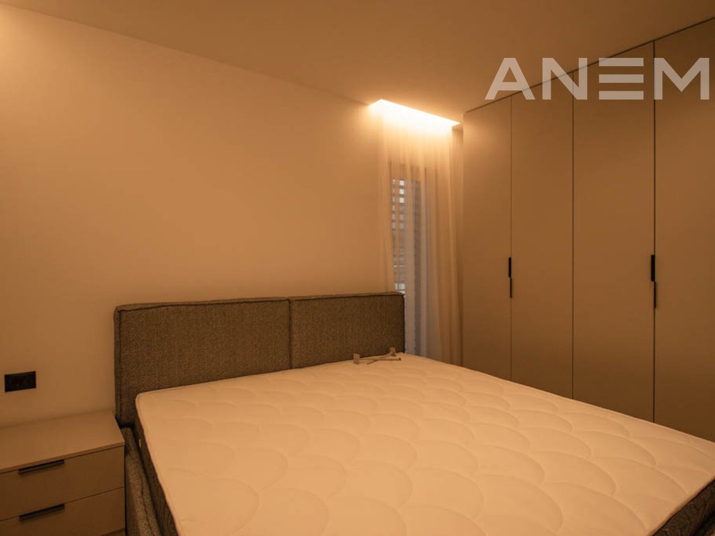 Shtëpi me qira me 4 dhoma gjumi në Lagjen e Artë