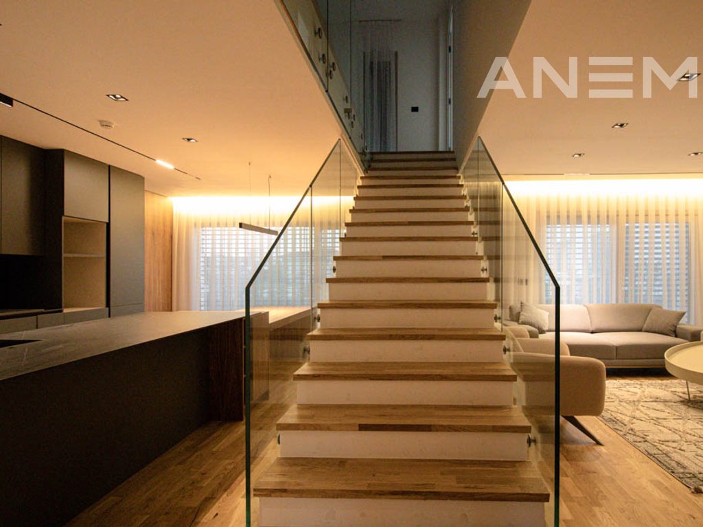 Shtëpi me qira me 4 dhoma gjumi në Lagjen e Artë