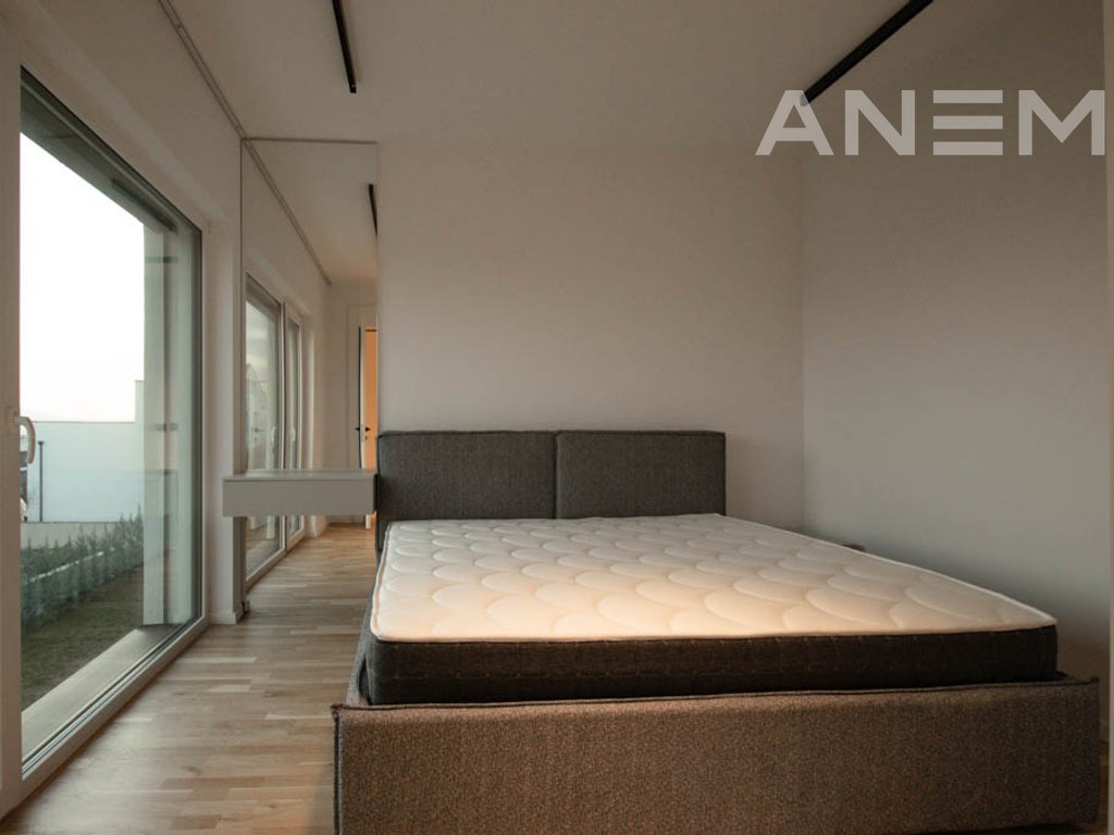 Shtëpi me qira me 4 dhoma gjumi në Lagjen e Artë