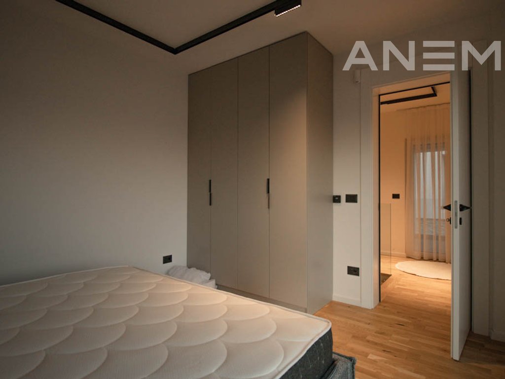 Shtëpi me qira me 4 dhoma gjumi në Lagjen e Artë