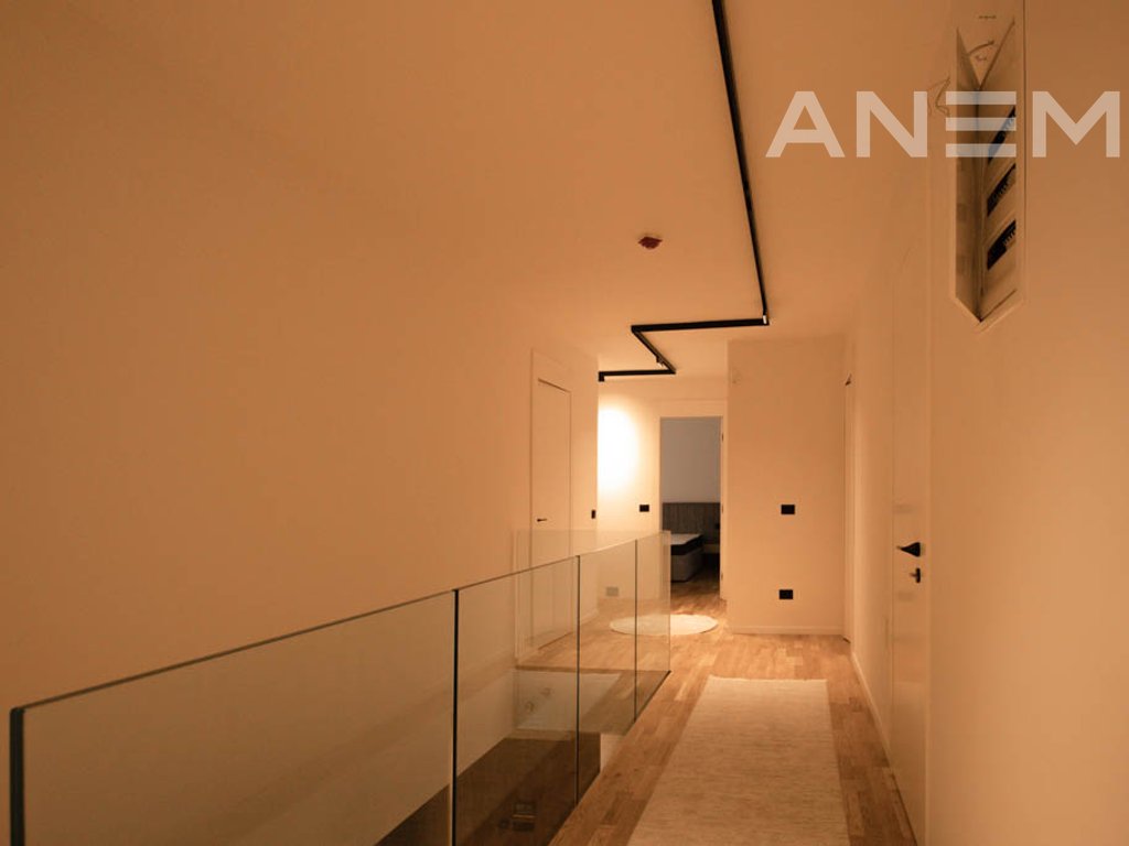 Shtëpi me qira me 4 dhoma gjumi në Lagjen e Artë