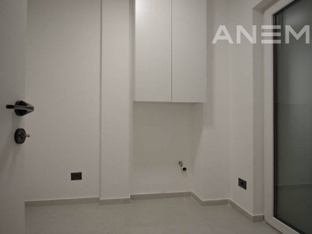 Shtëpi me qira me 4 dhoma gjumi në Lagjen e Artë