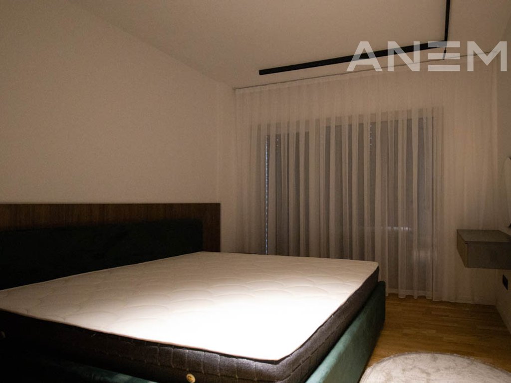 Shtëpi me qira me 4 dhoma gjumi në Lagjen e Artë