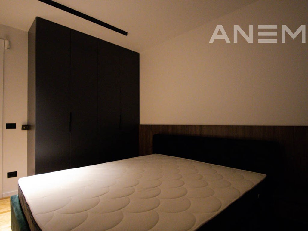 Shtëpi me qira me 4 dhoma gjumi në Lagjen e Artë