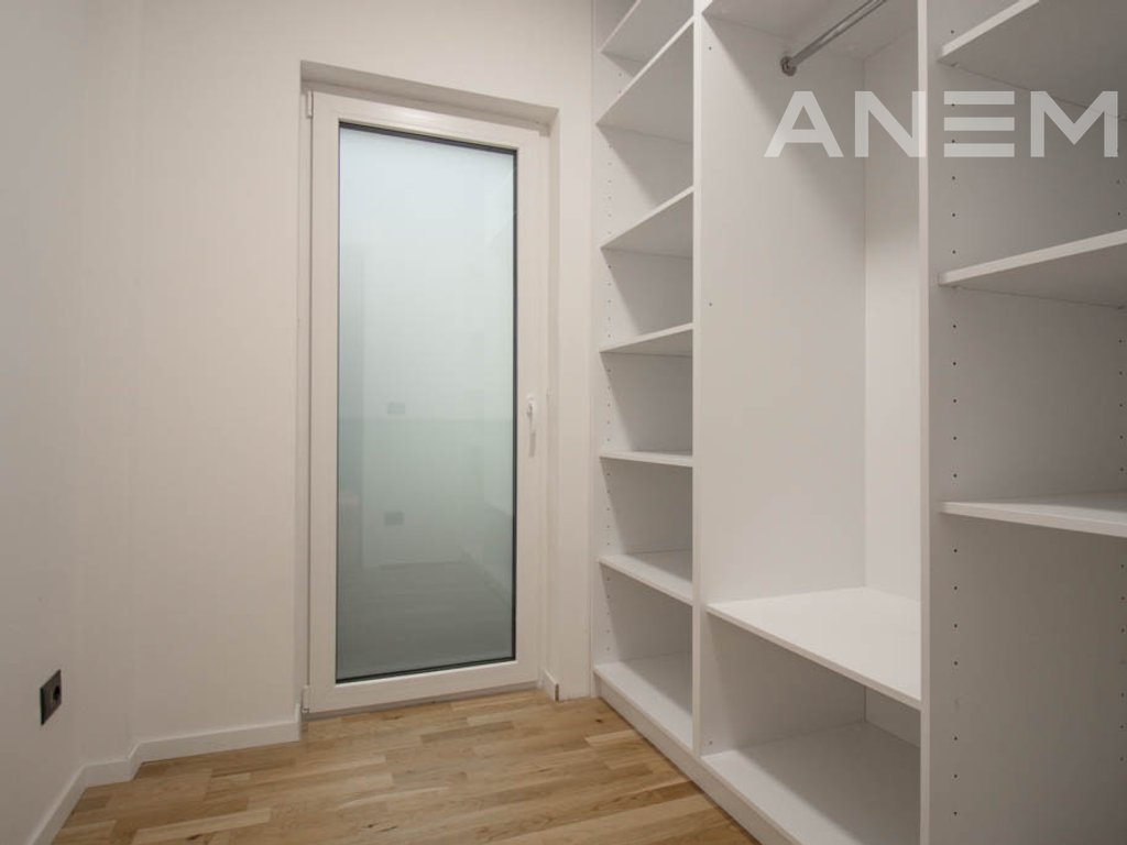 Shtëpi me qira me 4 dhoma gjumi në Lagjen e Artë