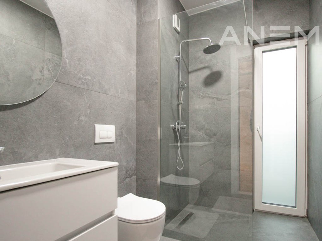 Shtëpi me qira me 4 dhoma gjumi në Lagjen e Artë