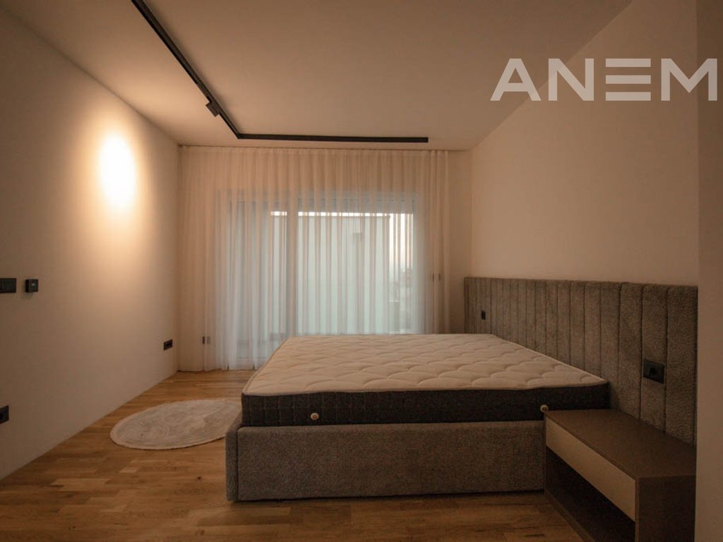 Shtëpi me qira me 4 dhoma gjumi në Lagjen e Artë