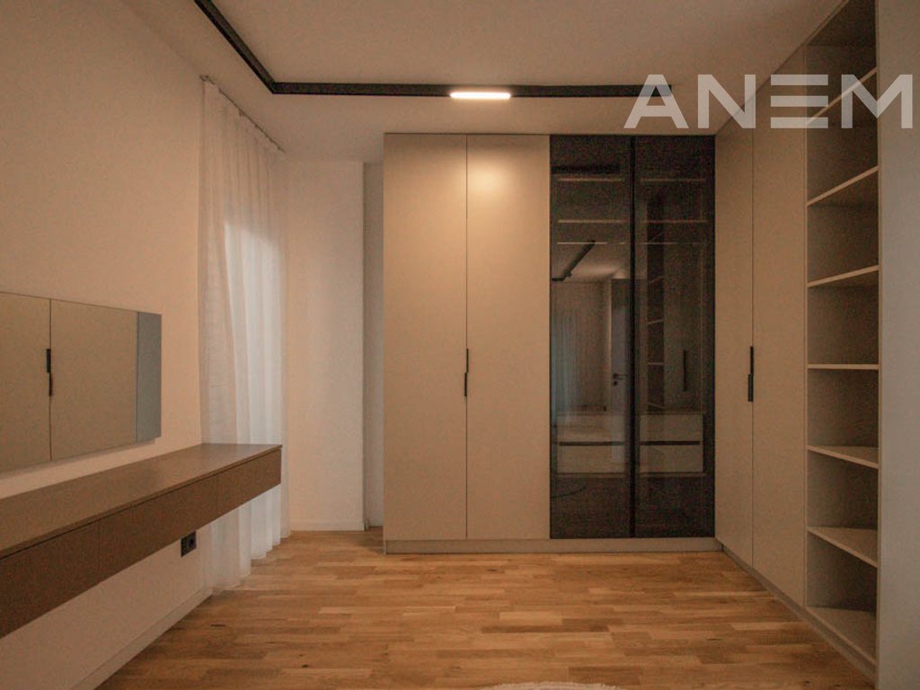 Shtëpi me qira me 4 dhoma gjumi në Lagjen e Artë