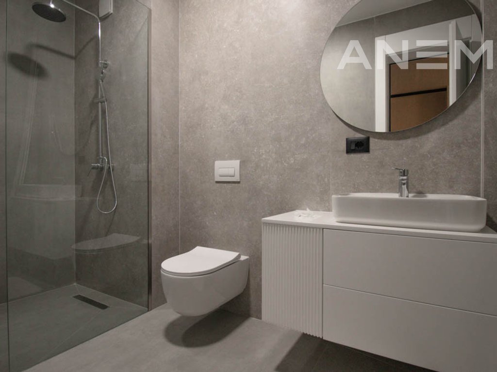 Shtëpi me qira me 4 dhoma gjumi në Lagjen e Artë