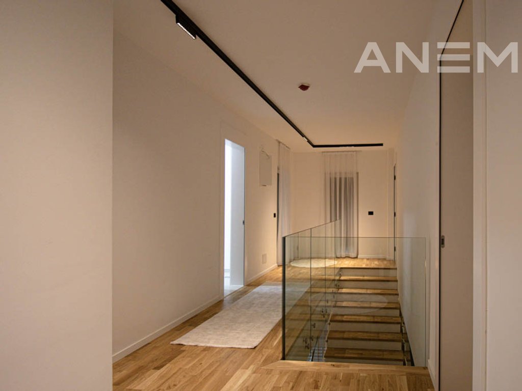 Shtëpi me qira me 4 dhoma gjumi në Lagjen e Artë