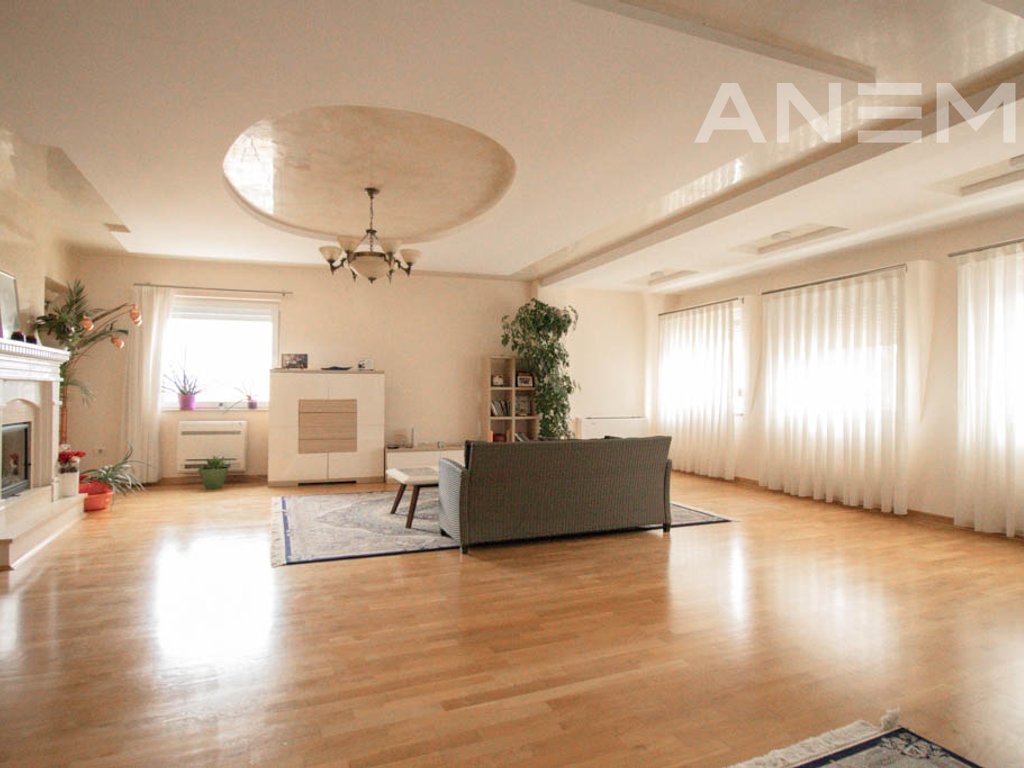 Banesë me qira me 4 dhoma gjumi në Arbëri