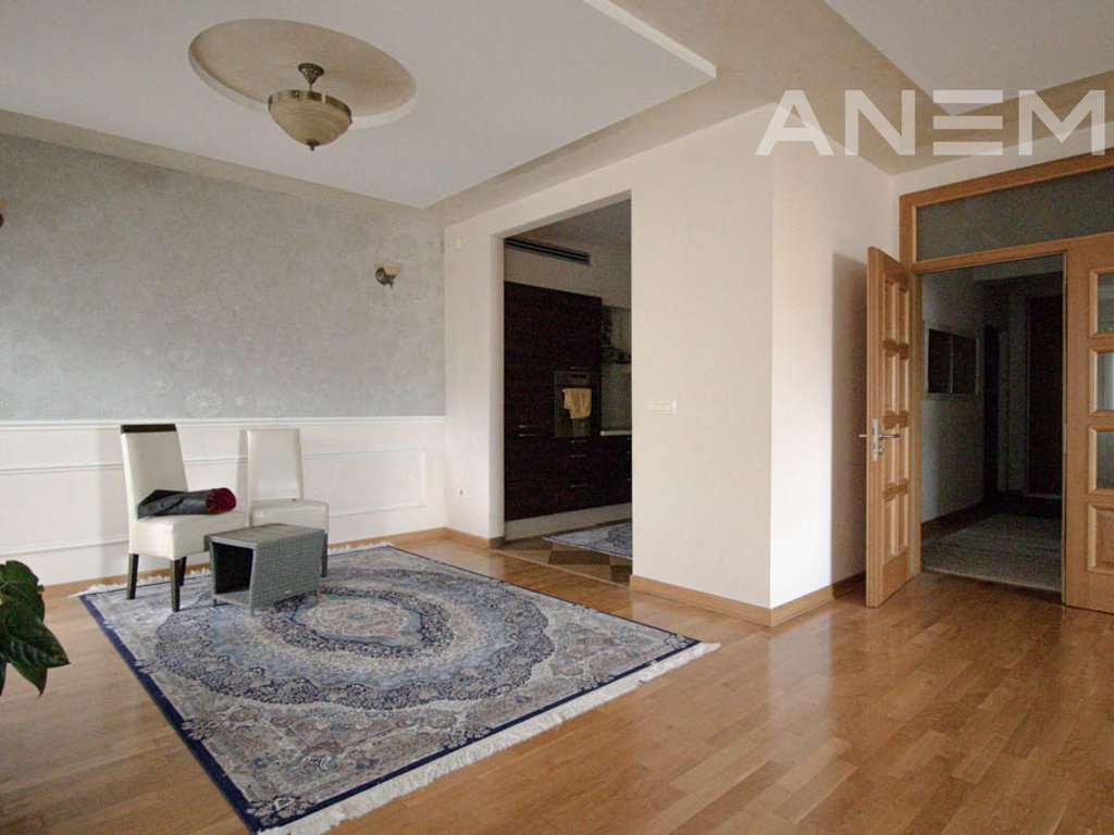 Banesë me qira me 4 dhoma gjumi në Arbëri